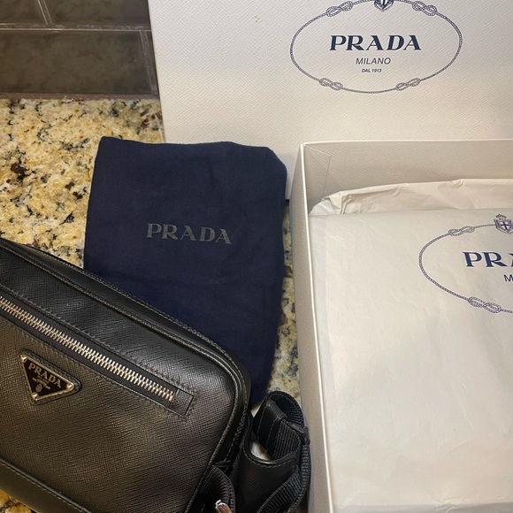 PRADA
Saffiano Leather Cross-body Bag
Item No. 2VH063 - Picture 5 of 5